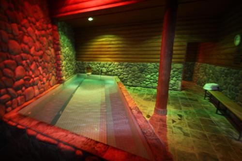 une chambre vide avec piscine dans un bâtiment dans l'établissement The Lodge at Lolo Hot Springs, à Lolo