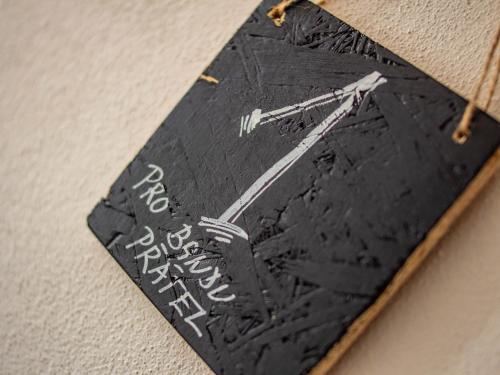 a black slate with writing on it on a wall at Penzion Pastouška s pohostinstvím in Moravský Krumlov