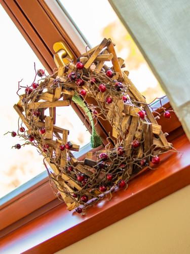 a wooden christmas basket sitting on a window sill at Penzion Pastouška s pohostinstvím in Moravský Krumlov