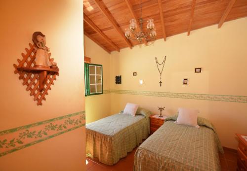 - une chambre avec 2 lits et un lustre dans l'établissement Casa Celia, à Valle Gran Rey