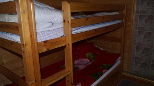 un paio di letti a castello in una stanza di Verlan Satumaa a Verla