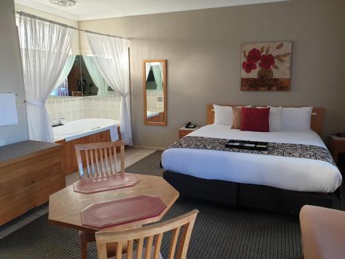 Un pat sau paturi într-o cameră la Best Western Endeavour Motel