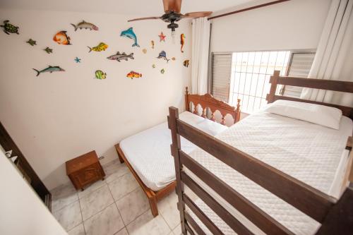 Dviaukštė lova arba lovos apgyvendinimo įstaigoje Apartamento pertinho do mar