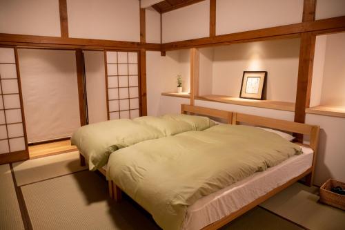 A bed or beds in a room at 貸切宿 茶心