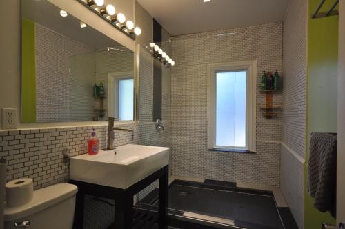 bagno con lavandino bianco e specchio di Barefoot Inn a Ottawa