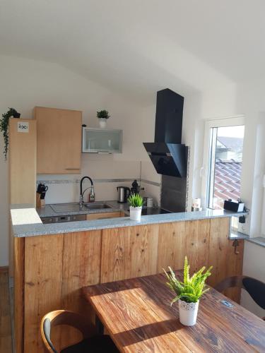 uma cozinha com uma bancada de madeira e uma mesa de madeira em Zettis Ferienhäusle em Berg bei Ravensburg