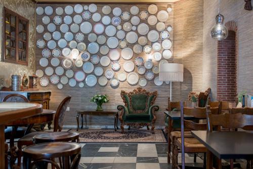 a restaurant with a bunch of plates on the wall at City Hotel Nieuw Minerva Leiden in Leiden