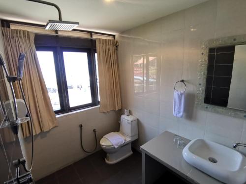 A bathroom at 8 Boutique By The Sea