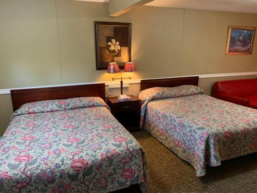 Кровать или кровати в номере Twin Oaks Motel