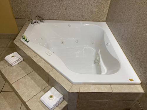 a large white bath tub in a bathroom at Journey Inn Marion in Marion