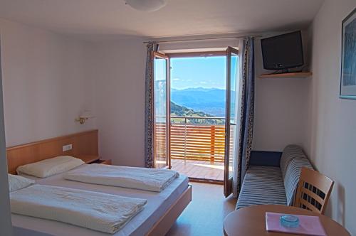 Gallery image of Pension Schlaneiderhof in Meltina