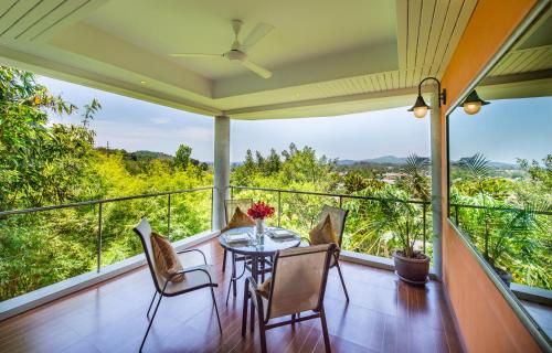 Un balcón o terraza de Sea view villa, Bangtao beach 4 Bedrooms