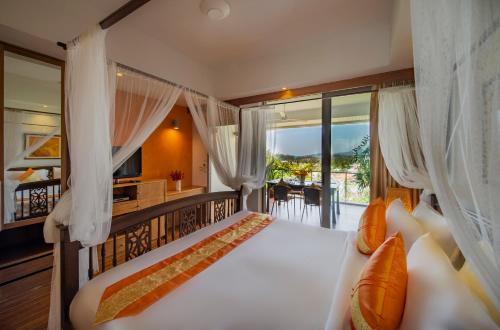Cama o camas de una habitación en Sea view villa, Bangtao beach 4 Bedrooms
