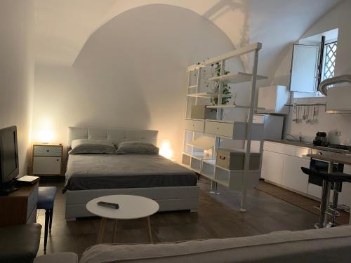 una camera con letto e tavolo e una cucina di Zziny House a Catania