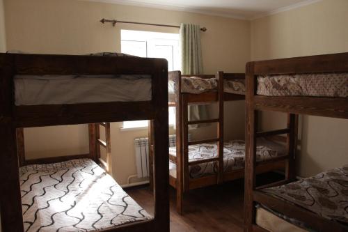 سرير بطابقين أو أسرّة بطابقين في غرفة في Snow Leopard Hostel