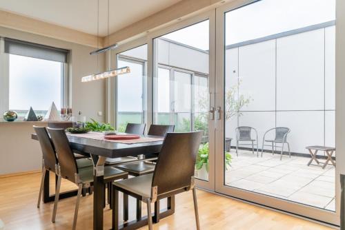 comedor con mesa y sillas en Private Rooms en Hannover
