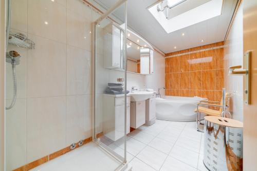 y baño con ducha, aseo y lavamanos. en Private Rooms en Hannover