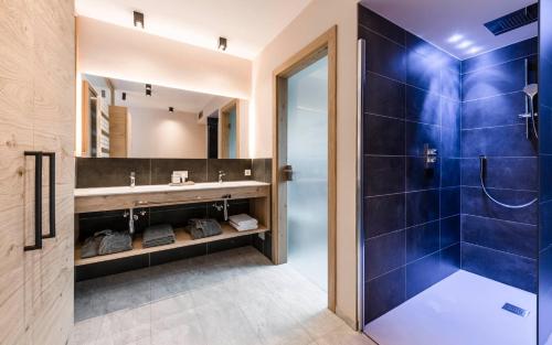 uma casa de banho com um chuveiro e um lavatório. em Hotel Clara em Bressanone
