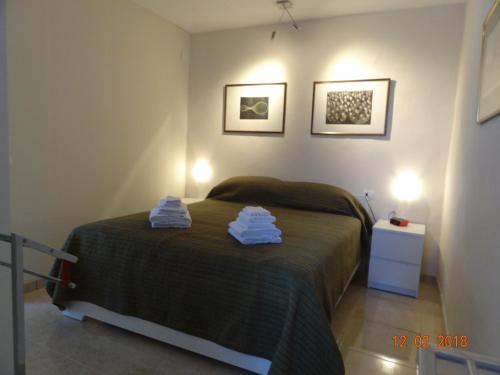 1 dormitorio con 1 cama con toallas en Vakantieverblijf Villa Kluever en Alhaurín de la Torre
