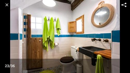 un baño con lavabo y espejo en La Bella Sombra, en Mareny Barraquetas