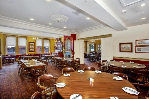 Un restaurante o sitio para comer en Econo Lodge Portland