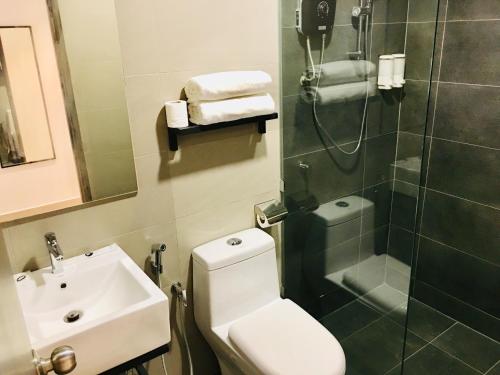 Koupelna v ubytování Enclave Business Hotel