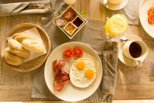 einen Tisch mit einem Frühstücksteller und einer Tasse Kaffee in der Unterkunft Kubu Indah Dive & Spa Resort in Tulamben