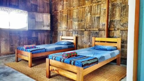 מיטה או מיטות בחדר ב-Borneo Tribal Village (BTV)