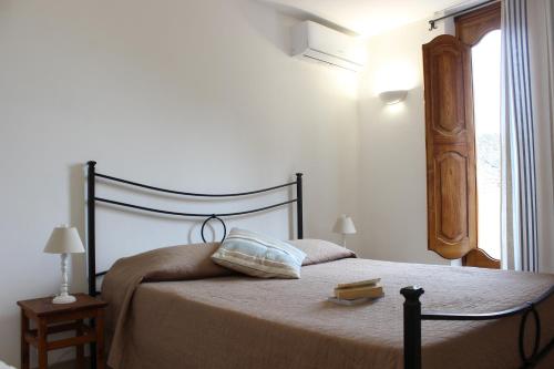 Un dormitorio con una cama con un libro. en La Maiolica Maison, en Positano
