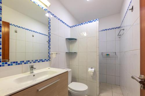 y baño con aseo, lavabo y ducha. en Apartamentos Ciudad Jardín, en Las Palmas de Gran Canaria