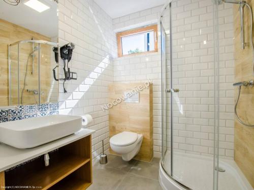デンプキにあるMohitoのバスルーム(洗面台、トイレ、シャワー付)