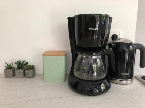 a black blender sitting on top of a counter at Modern natuurhuisje midden in het bos op de Veluwe in Otterlo