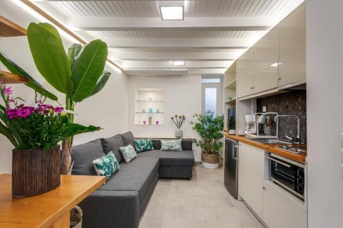 La Barchetta Old Town Home with Seaview