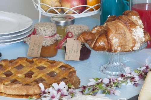 een tafel met brood, taart en andere lekkernijen bij Il bosco delle torte in Castellinaldo