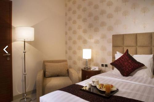 Tempat tidur dalam kamar di Hotel Permata Bogor