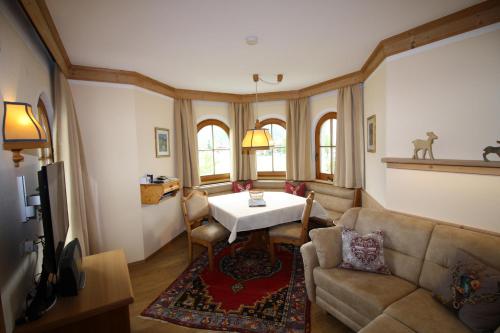 ein Wohnzimmer mit einem Sofa und einem Tisch in der Unterkunft Vronis Waldhaus ADULTS ONLY in Mayrhofen
