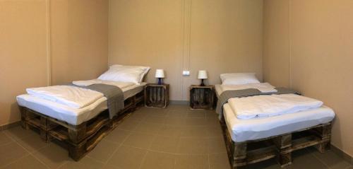 Zimmer mit 3 Betten in einem Zimmer in der Unterkunft Sziksósfürdő Strand és Kemping in Szeged