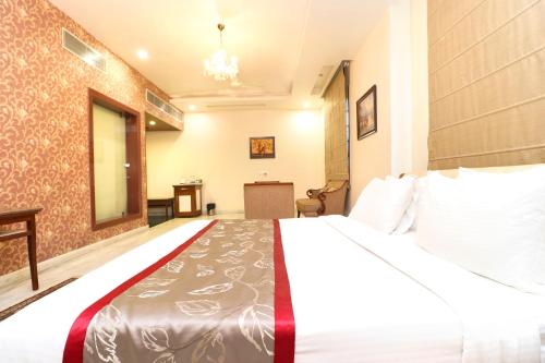 Postel nebo postele na pokoji v ubytování Hotel Leela Grande