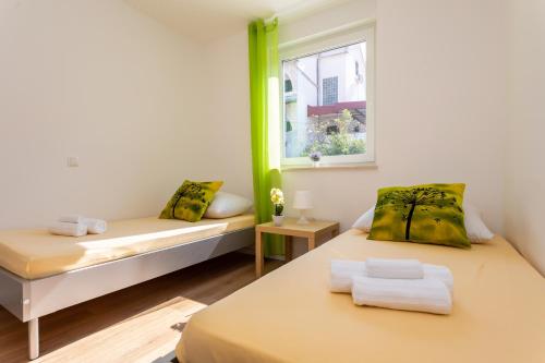 Giường trong phòng chung tại Apartments Vugrinec with Terrace