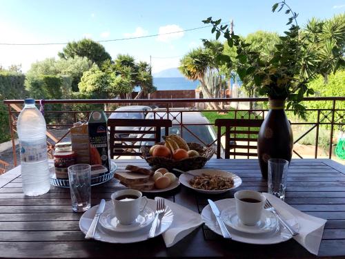 Villa Bella Loukisia - Beachfront 5-Bedroom Villa for 10 Guests