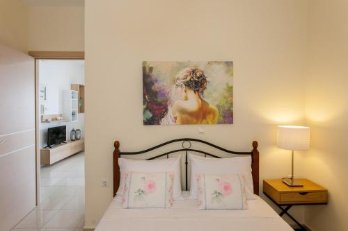 ハニア・タウンにあるMary Suites Chaniaのベッドルーム1室(壁に絵画が描かれたベッド1台付)