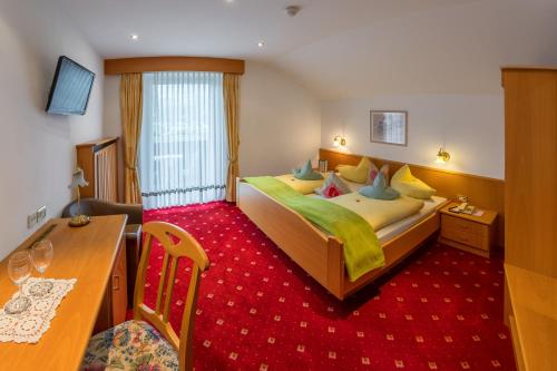 1 dormitorio con 1 cama grande y alfombra roja en bei Martin's, en Morter