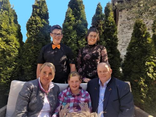 a group of people posing for a picture in front of trees at bei Martin's in Morter