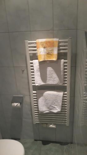 a towel rack in a bathroom with towels at Pension Untergasser in Weissensee