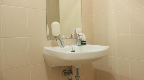 Ένα μπάνιο στο Modest 1BR Apartment at Parahyangan Residence By Travelio