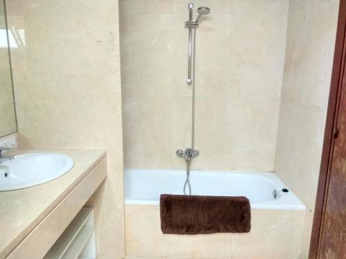 瓦倫西亞的住宿－Disfruta - Enjoy Valencia Ayuntamiento，带浴缸和盥洗盆的浴室