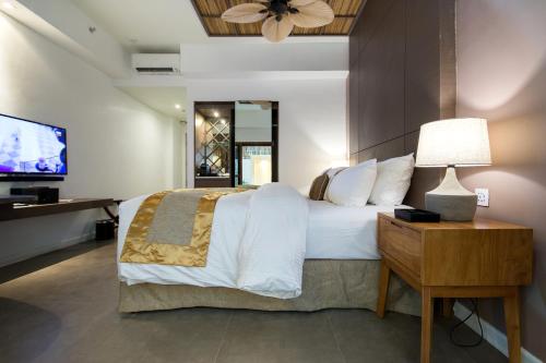 Säng eller sängar i ett rum på Ferra Hotel and Garden Suites