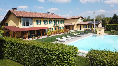 La alberca dentro o cerca de Cascina Desderi