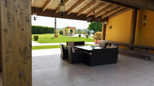 Un patio o zona al aire libre en Cascina Desderi