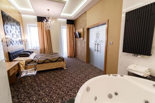 Katil atau katil-katil dalam bilik di Hotel Janów